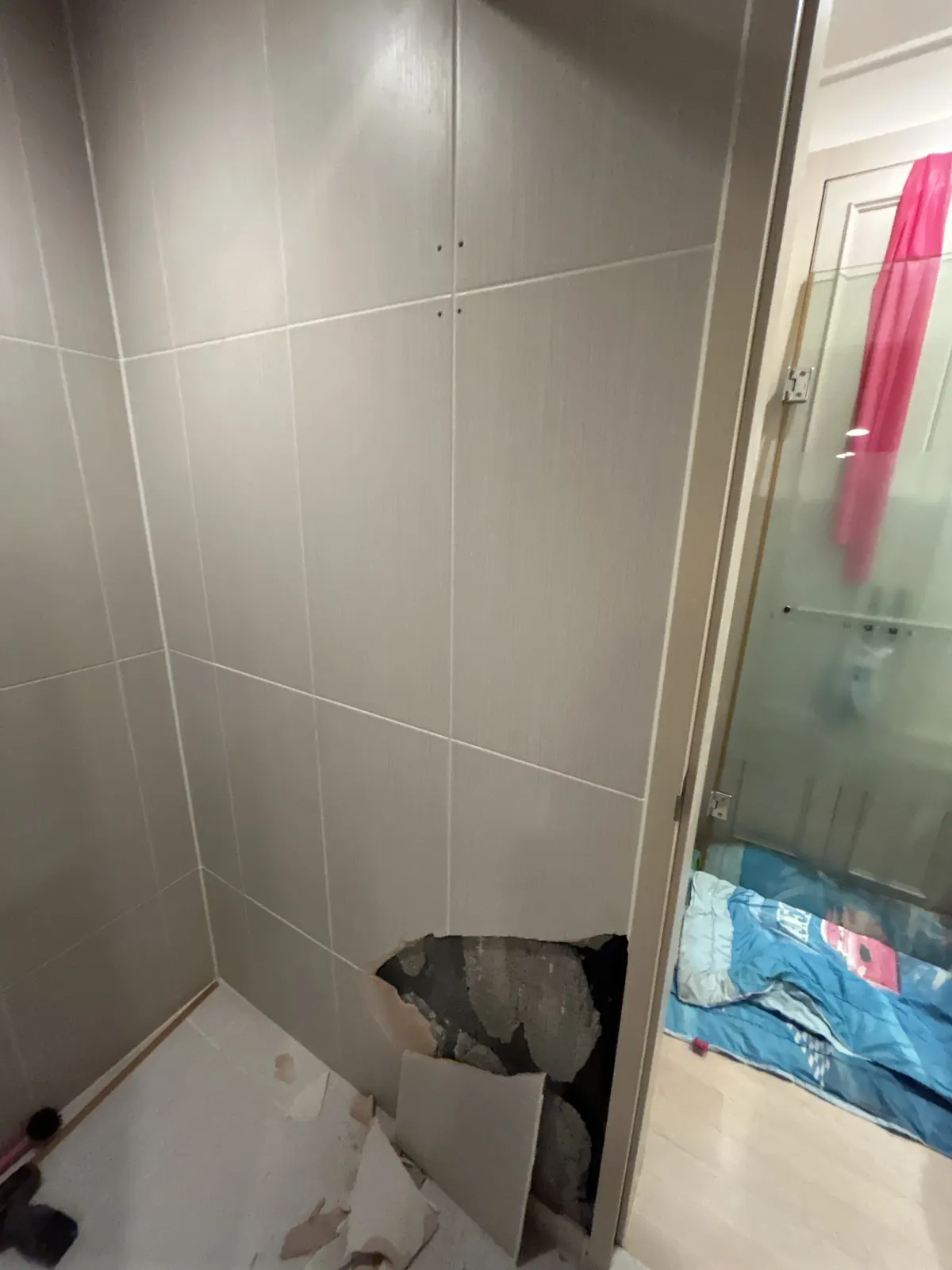 안산 아파트 샤워부스 하단 타일이 깨져 파편이 떨어진 작업 전 사진