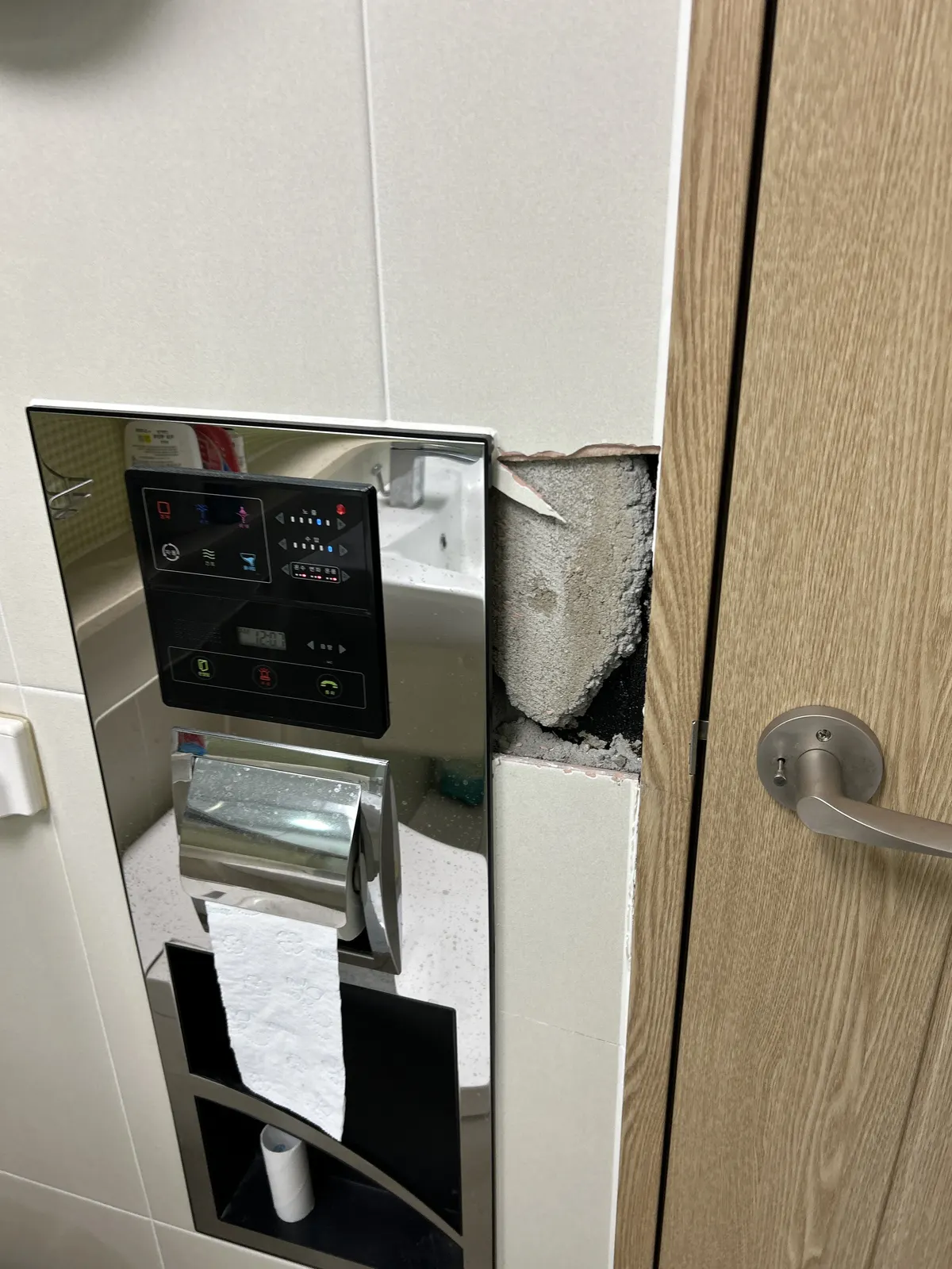 부천 아파트 화장실 비데 조작판 옆 타일에 구멍이 난 작업 전 사진